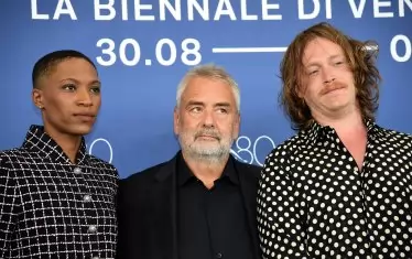  Американските актьори Калеб Ландри Джоунс и Джоджо Гибс с режисьора Люк Бесон (в средата)представят "Догмен" във Венеция.