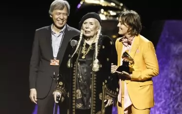  Хипи легендата Джони Мичъл - на 80, но с награда.