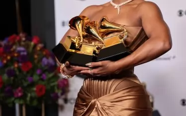  Виктория Моне демонстрира тоалета и отличията си.