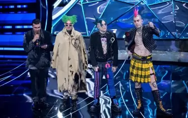 Подгласникът в конкурса Джолиер (вляво) с италианската група La Sad.