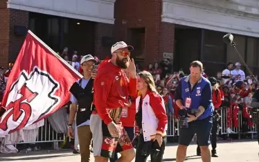 Някои от играчите като звездния тайтенд Травис Келси слязоха сред феновете, за да могат те да се снимат за спомен със своите герои.