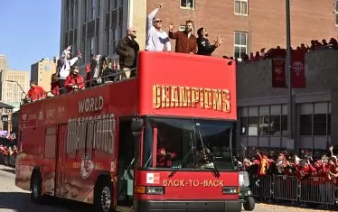 В началото на празненствата футболистите на "вождовете" обикаляха централните улици на града в открити двуетажни автобуси.