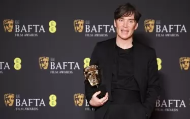 Килиън Мърфи, току-що долетял от Берлинале, за да бъде награден.