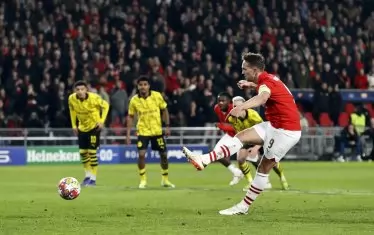 Капитанът на ПСВ Люк де Йонг изпраща топката от 11 метра във вратата на "Борусия".