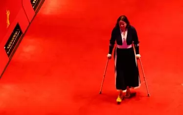  Емили Уотсън пристигна с патерици за своята "Сребърна мечка".