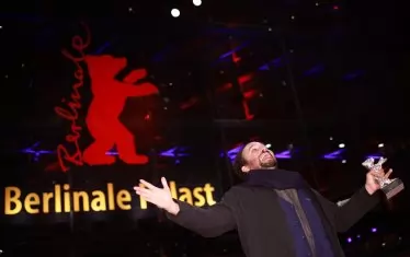 Нелсон Карлос Де Лос Сантос Ариас ликува с наградата за режисура за "Пепе" - филм за хипопотама на Пабло Ескобар.