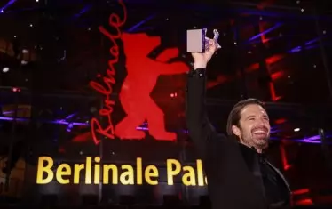 Актьорско отличие получи американският актьор от румънски произход Себастиан Стан. Той ще си партнира с Мария Бакалова в следващ филм, където двамата играят Доналд и Ивана Тръмп.