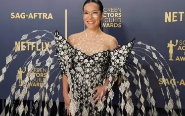 Али Уонг, лауреатка за тв актриса в Beef, облече един от най-впечатляващите тоалети.