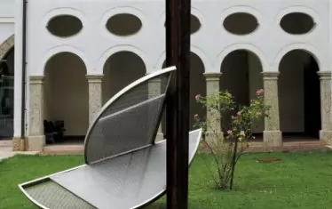  Скулптура от метал, интегрирана в градинска среда.