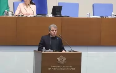 Опозицията скочи срещу ''тайни полети на самолети с мигранти''