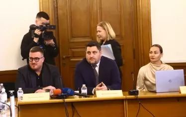 Гръцките граждани Анастасиос Дико (в ляво) и Йоаким Каламарис (в средата), които се оплакаха от групата на Нотариуса, също се явиха пред парламентарната комисия. Те доведоха и адвокат.