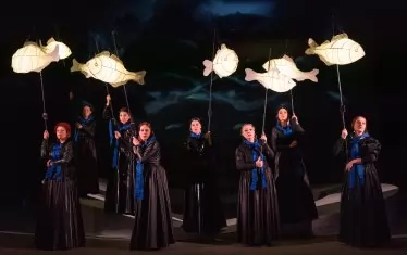 Женското общество в спектакъла.