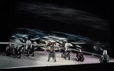  Актьорски ансамбъл и мултимедия в единно цяло.