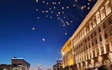 Събитието завърши с пуснати в небето бели балони.