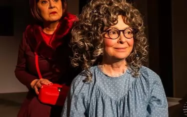  Деляна Хаджиянкова е като треперушка в ролята на столетницата Хариет.