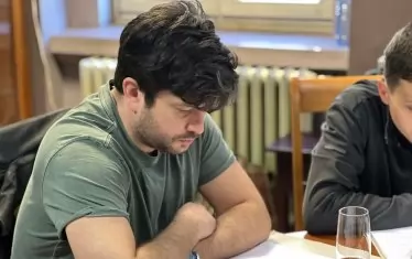  Актьорът Мартин Димитров се запознава с текста на драматизацията.