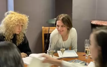  Теодора Духовникова и Дарина Радева (вляво).