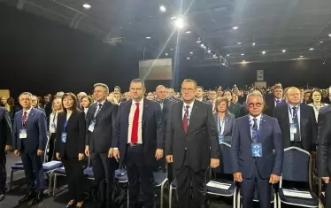 Като знак, че в партията няма раздори, до двамата съпредседатели Делян Пеевски и Джевдет Чакъров застана бившият лидер Мустафа Карадайъ.