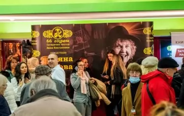 Стотици почитатели и колеги на Лолова изпълниха театъра снощи.