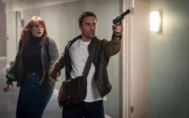 Всъщност истинските герои на тази шпионска история ще са Ели и Ейдън, изиграни от Брайс Хауърд и Сам Рокуел.