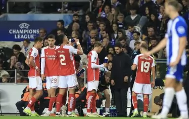 Мениджърът на "Арсенал" Микел Артета (в черно) дава указания на футболистите си по време на гостуването срещу "Порто".