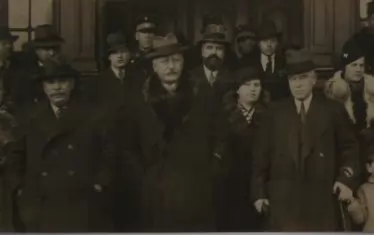 Гиргинов (вляво) с Никола Мушанов (в средата) и други дейци на Демократическата партия.