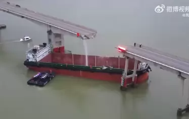 Шлеп събори частично мост в Китай
