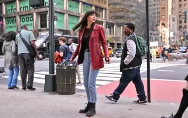  Дакота Джонсън се чуди къде е попаднала.