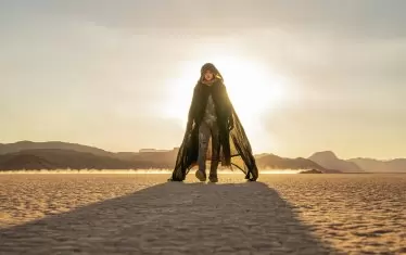  Героят следва своя път през пустинята.