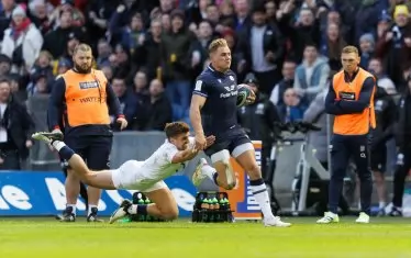 Шотландското крило Дуан ван дер Мерве (вдясно) тича неудържимо с топката преди да отбележи второто от трите си есета срещу Англия на ст. "Мърифийлд" в Единбург.