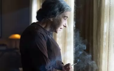 Меир пуши цигара от цигара, докато взема тежки политически решения.