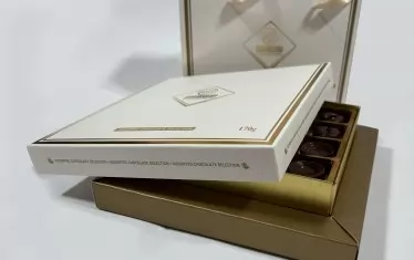 Тази елегантна кутия е красива, но куха - с малко бонбони. 