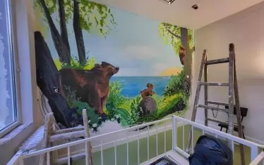 Приказни герои красят стените в детското отделение в Ловеч. 