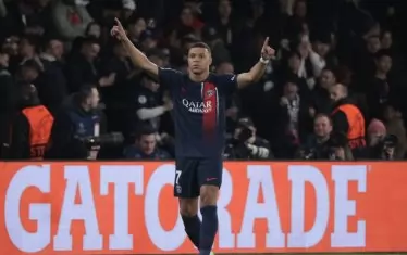 Килиан Мбапе е вдигнал ликуващо ръце, след като е открил резултата при домакинската победа на "Пари Сен Жермен" над "Реал Сосиедад".