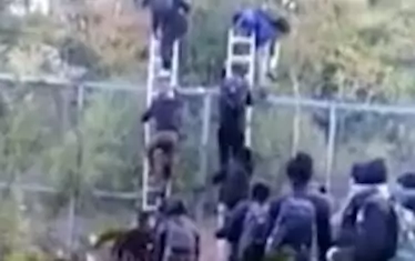  Мигранти показват как се минава през българо-турската граница. САЩ твърдят, че мигрантската вълна и корупцията пречат да се спре проникването на терористи у нас и в Европа