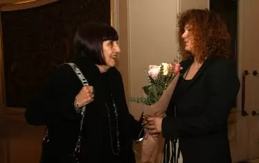  Художничката Силвия Богоева (вдясно) приема поздравления.