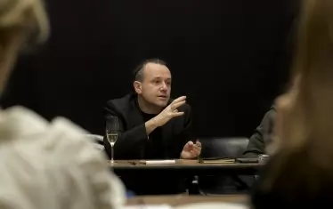  Режисьорът Явор Гърдев дава указания.