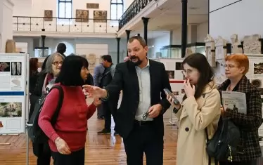  Доц. д-р Христо Попов въвежда журналисти в историята на находките.