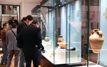  Първите посетители разглеждат с внимание откритията на Археологическо лято 2023.