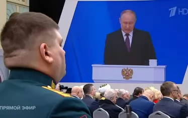  Камерите често показваха военни сред слушателите в залата