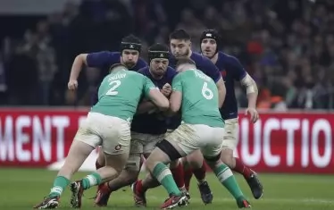 Новият капитан на ирландците Питър О'Махони (№6) и съотборникът му Дан Шийнън (вляво) блокират безкомпромисно капитана на Франция Грегори Алдрит (в средата) в момент от двубоя на "Стад Велодром".