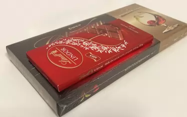  
Шоколад от 100 грама се побира в опаковка с обем от около 110 куб. см. В изследването има кутия,  която съдържа само 105 грама шоколадови бонбони, а е с вместимост 813 куб. см. Тоест в опаковка, в която могат да се поберат 7-8 шоколада, е сложен само един, обясняват експертите. 