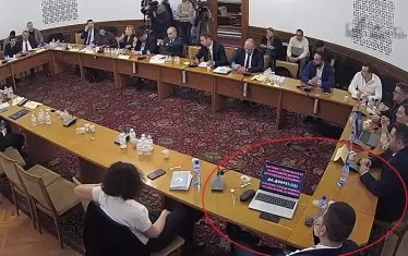 Малко преди 23 ч. в комисията вече нямаше толкова депутати, колкото в 15.30 ч., когато започна заседанието ѝ. Ивайло Мирчев обаче беше там и държеше към камерите лаптопа си със следното послание: "Зартова: Не знам как се разпределят делата, би трябвало да е случайно. Да, добре :)))) Таралежът е птица упорита - не я ли ритнеш, не излита."