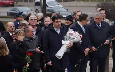 Лидерът на БСП-София Иван Таков и Светлана Шаренкова, член на ръковдството на БСП, поднасят цветя заедно с руската делегация