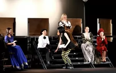 Дамите от трупата припомниха с изпълненията си някои знакови героини на комедийната прима.