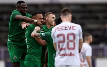 Футболистите на "Лудогорец" поздравяват Оливие Вердон (вторият от ляво на дясно), който е открил резултата в 10-ата мин. от дузпа по време на двубоя срещу "ЦСКА 1948" за Суперкупата на България.