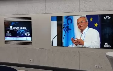 Журналистите бяха оставени да наблюдават събитието от фоайето, осеяно с портрети на Ахмед Доган.