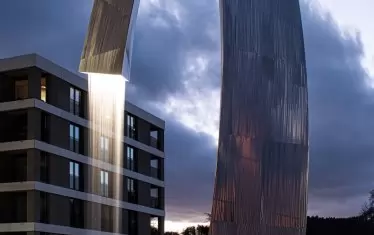  "Вода и светлина" - скулптура, интегрирана в градската среда.