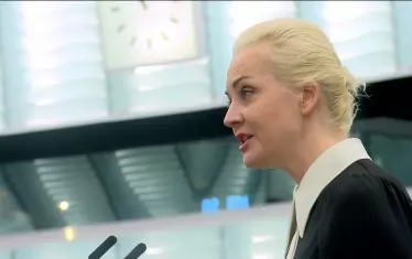 Юлия Навална призова евродепутатите да се избавят от илюзията, че Путин е политик, защото в действителност е бос на организирана престъпна група.
