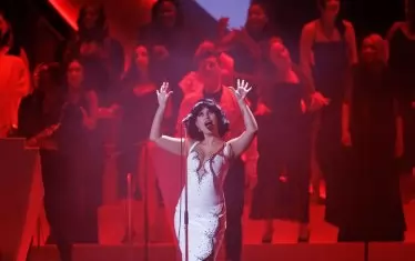 Рей по време на изпълнението си на церемонията по връчване на отличията.